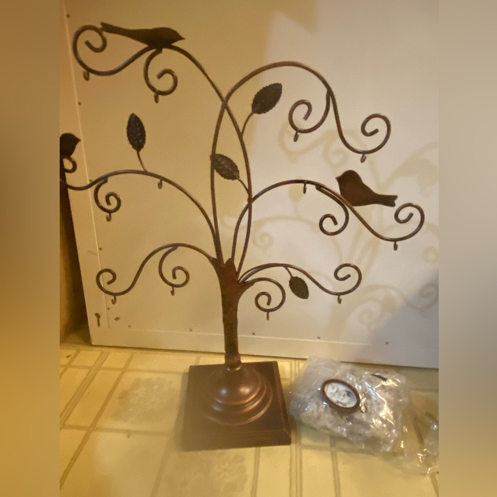 Decorative Pier 1 FamilyTree with hanging frames - Picture 1 of 3